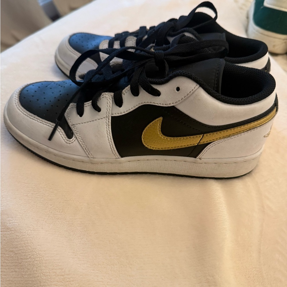 Air Jordan 1 - metallic gold
